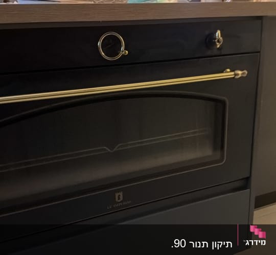 תנור אפייה בילד אין שחור בעיצוב כפרי מותקן במטבח